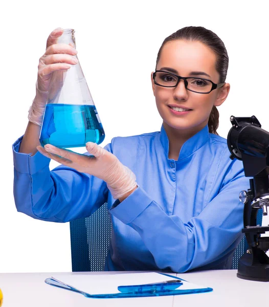 Jovem médica em laboratório isolada em branco — Fotografia de Stock