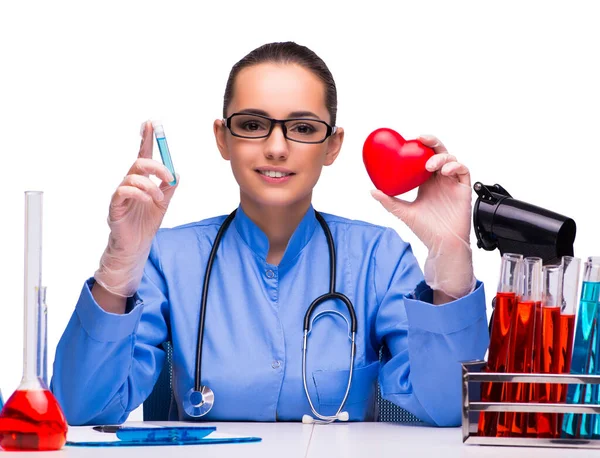 Jeune femme médecin en laboratoire isolée sur blanc — Photo