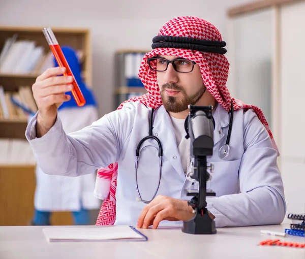 Arabský lékař pracující v nemocnici laboratoře — Stock fotografie