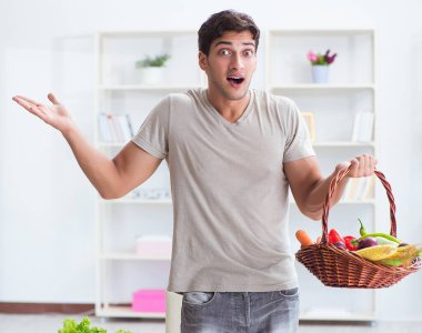 Sağlıklı beslenme ve beslenme konsepti olan genç bir adam