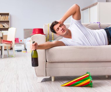 Yoğun bir Noel 'den sonra evde parti var.