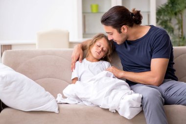 Baba hasta kızına bakıyor.