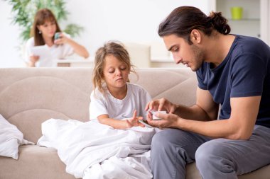 Baba hasta kızına bakıyor.