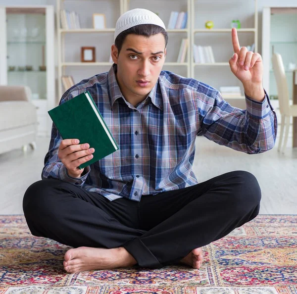 Junger Muslim betet zu Hause — Stockfoto