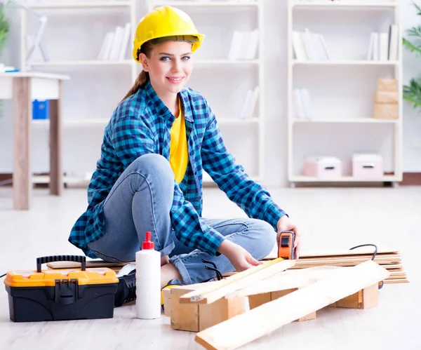 Reparador mujer carpintero corte uniendo tablones de madera haciendo r — Foto de Stock