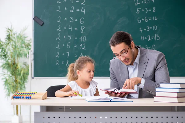 Lärare med ung flicka i klassrummet — Stockfoto