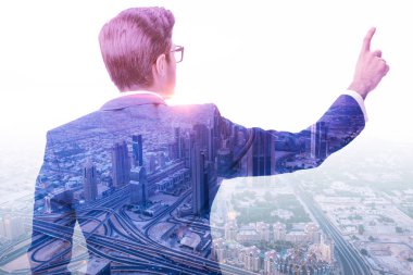 İş dünyasında şehir manzarasına karşı başarılı bir işadamı