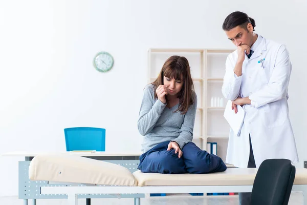 Psychisch kranke Patientin bei Arztbesuch — Stockfoto