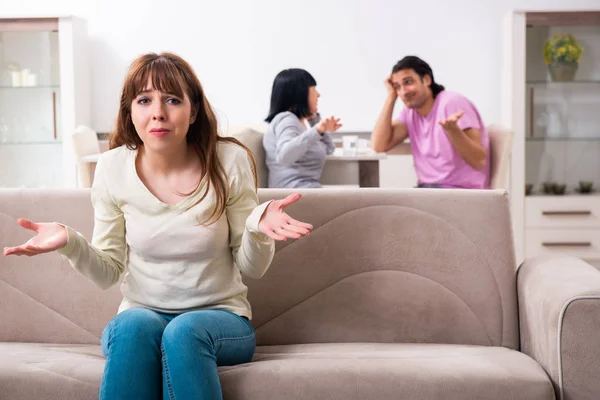 Junge Familie und Schwiegermutter in Familienangelegenheiten — Stockfoto