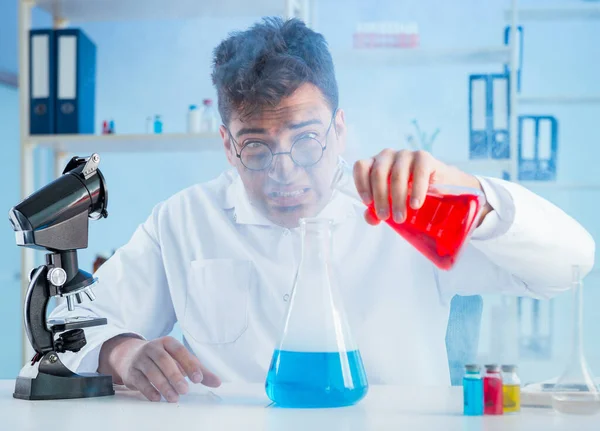 Extraño químico loco trabajando en un laboratorio —  Fotos de Stock