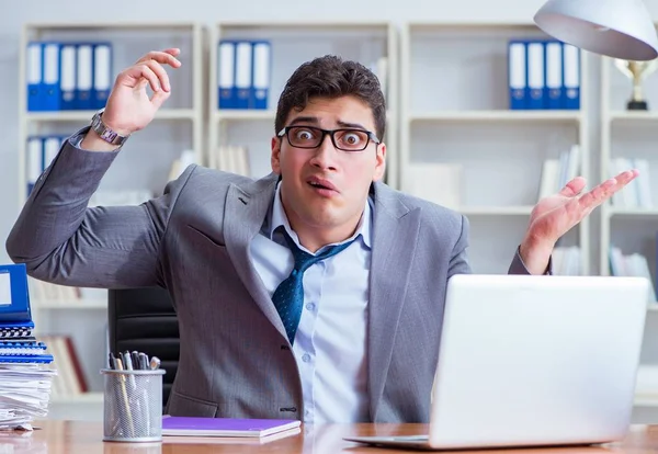 Homme d'affaires transpirant excessivement mauvaise odeur au bureau au travail — Photo