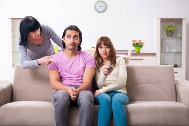 Aile sorunları konseptinde genç aile ve kayınvalide