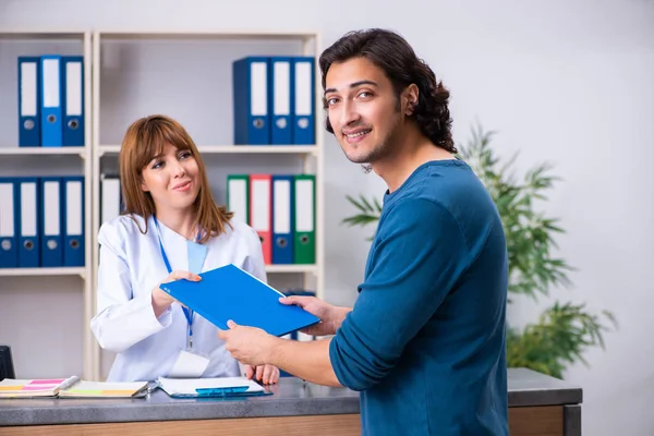 Jeune patient à la réception à l'hôpital — Photo