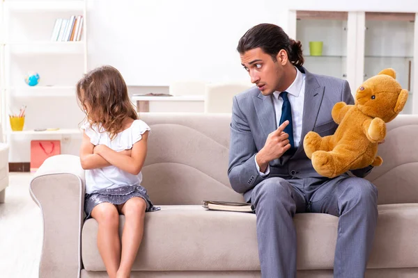 Child psychologist attending small girl — Stock Photo, Image