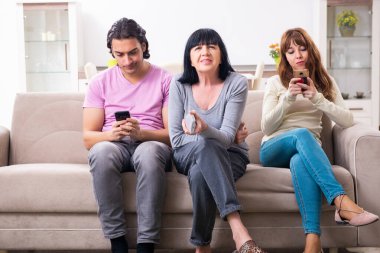 Aile sorunları konseptinde genç aile ve kayınvalide