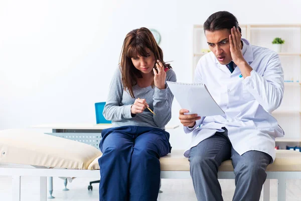 Mentalt sjuk kvinna patient under läkarbesök — Stockfoto