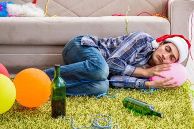 Adam noel partisinden sonra akşamdan kalma.