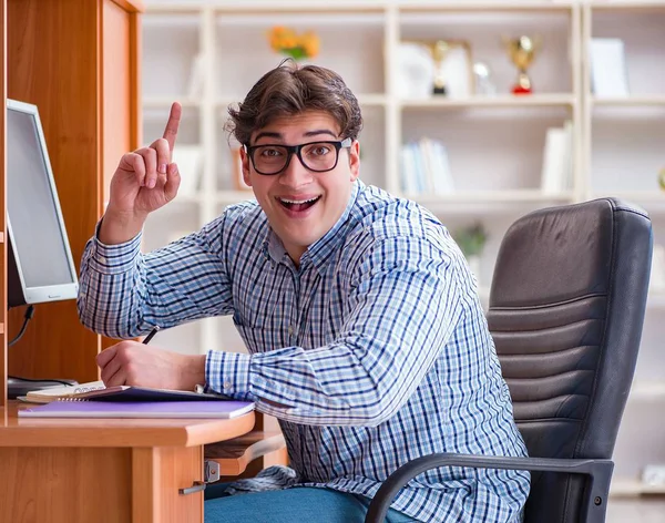 Joven estudiante en la mesa de computadoras — Foto de Stock