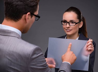 Sanal ekran üzerinde çalışan iş adamları