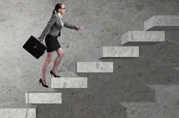 Joven empresaria escalando escalera de carrera — Foto de Stock