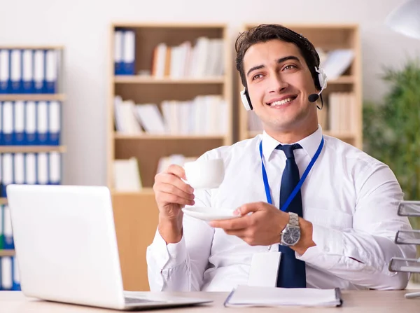 Hermoso empleado de servicio al cliente con auriculares — Foto de Stock