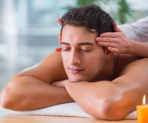Hombre guapo durante sesión de masaje spa —  Fotos de Stock
