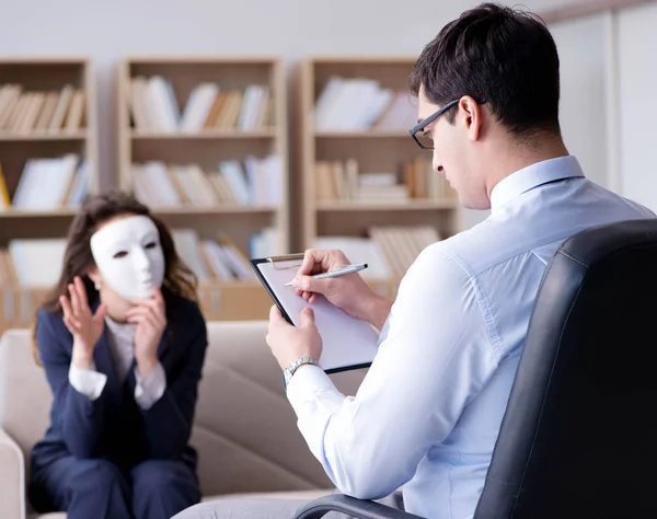 Γυναίκα με μάσκα κατά τη διάρκεια επίσκεψης ψυχολόγος — Φωτογραφία Αρχείου