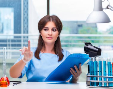 Genç kadın laboratuarda düğmelere basarak