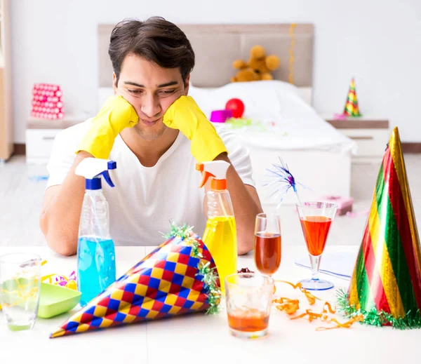 Mann nach ausgiebiger Party zu Hause — Stockfoto