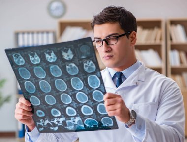 Genç doktor bilgisayarlı tomografi x-ray görüntü arıyor