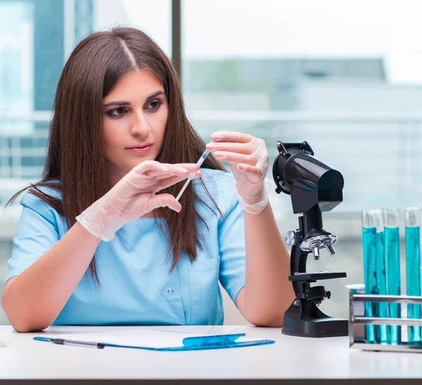 Laboratuarda çalışan genç kadın doktor