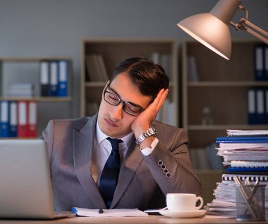 İşadamı ofiste saatlerce kalıyor.