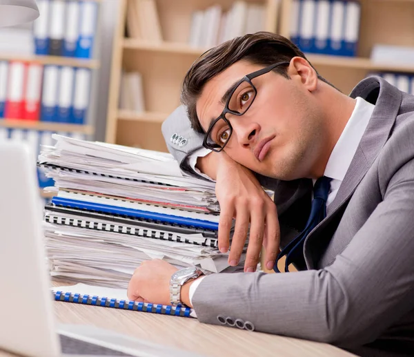 Biznesmen, zmęczony, siedząc w biurze — Zdjęcie stockowe