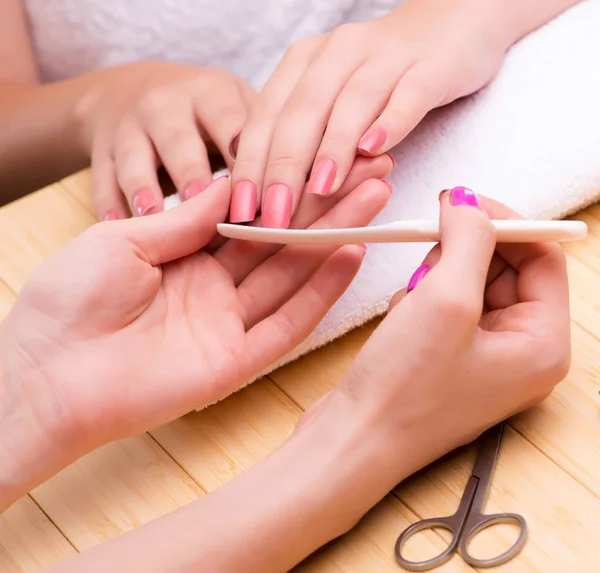 Mani donna durante la sessione di manicure — Foto Stock