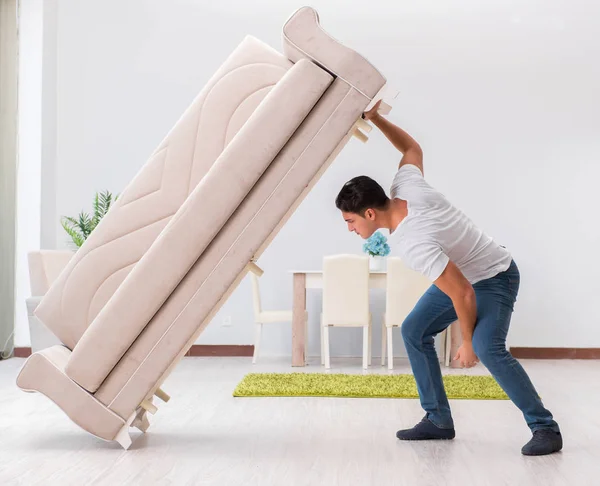 Homem movendo móveis em casa — Fotografia de Stock