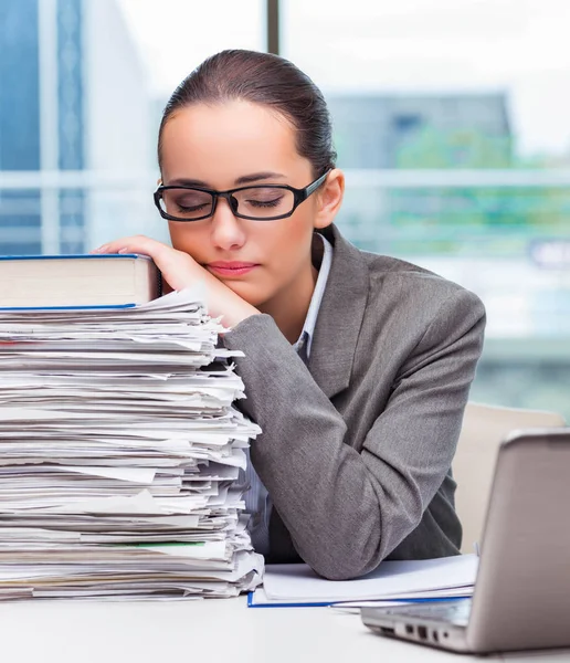 Jeune femme d'affaires travaillant dans le bureau — Photo