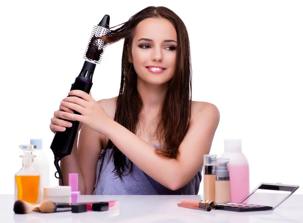 Mujer haciendo pelo aislado en blanco — Foto de Stock