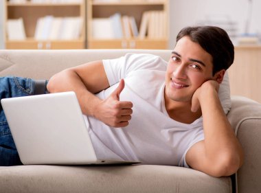 Ofiste çalışan genç adam.