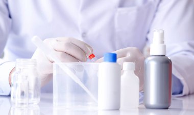 Laboratuvarda genç bir bilim adamıyla kan testi yaptım.