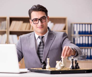 genç işadamı ofiste satranç oynamayı