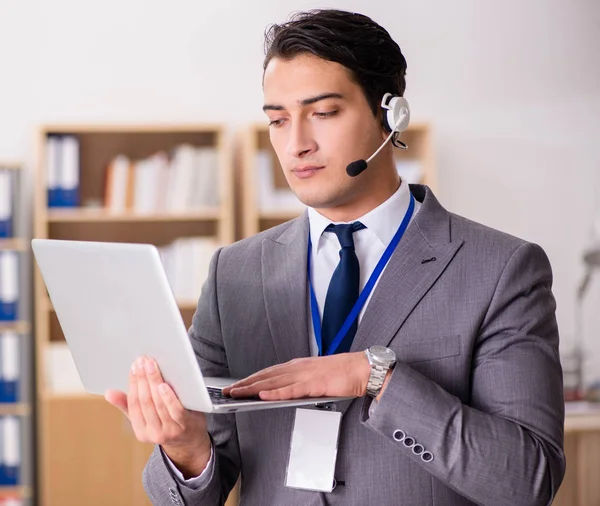 Hermoso empleado de servicio al cliente con auriculares — Foto de Stock