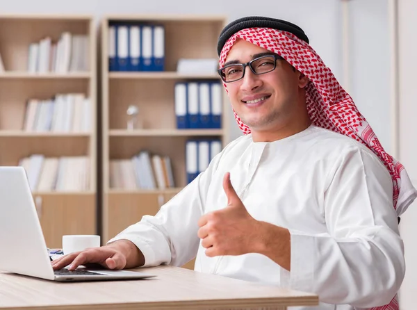 Arabische zakenman werkzaam in het kantoor — Stockfoto