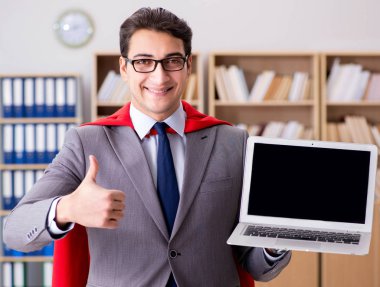 Ofiste çalışan süper kahraman iş adamı.