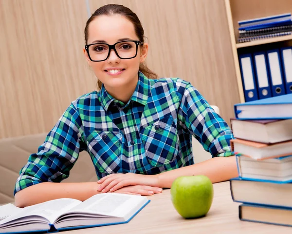 Junge Studentin bereitet sich auf Prüfungen vor — Stockfoto