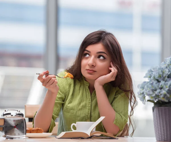 Chica joven desayunando en casa — Foto de Stock