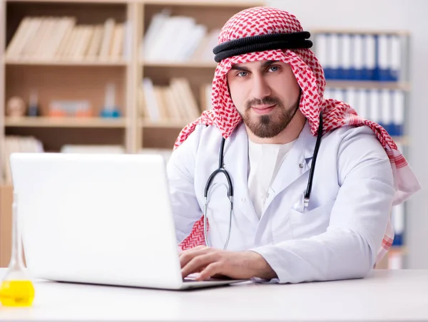 Medico arabo che lavora nell'ospedale del laboratorio — Foto Stock