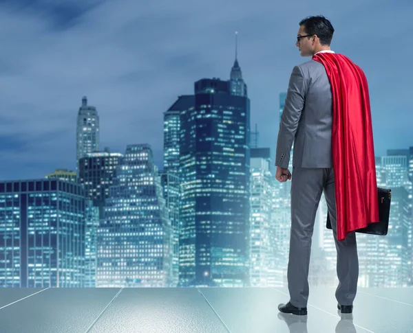 Uomo d'affari nel concetto di supereroe con copertina rossa — Foto Stock