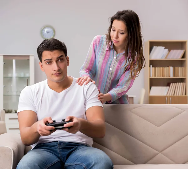 Jeune famille souffrant de dépendance aux jeux informatiques — Photo