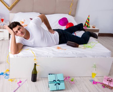 Adam evde ağır parti sonra