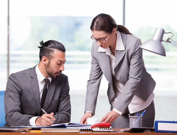 Vrouw en man in het bedrijfsconcept — Stockfoto